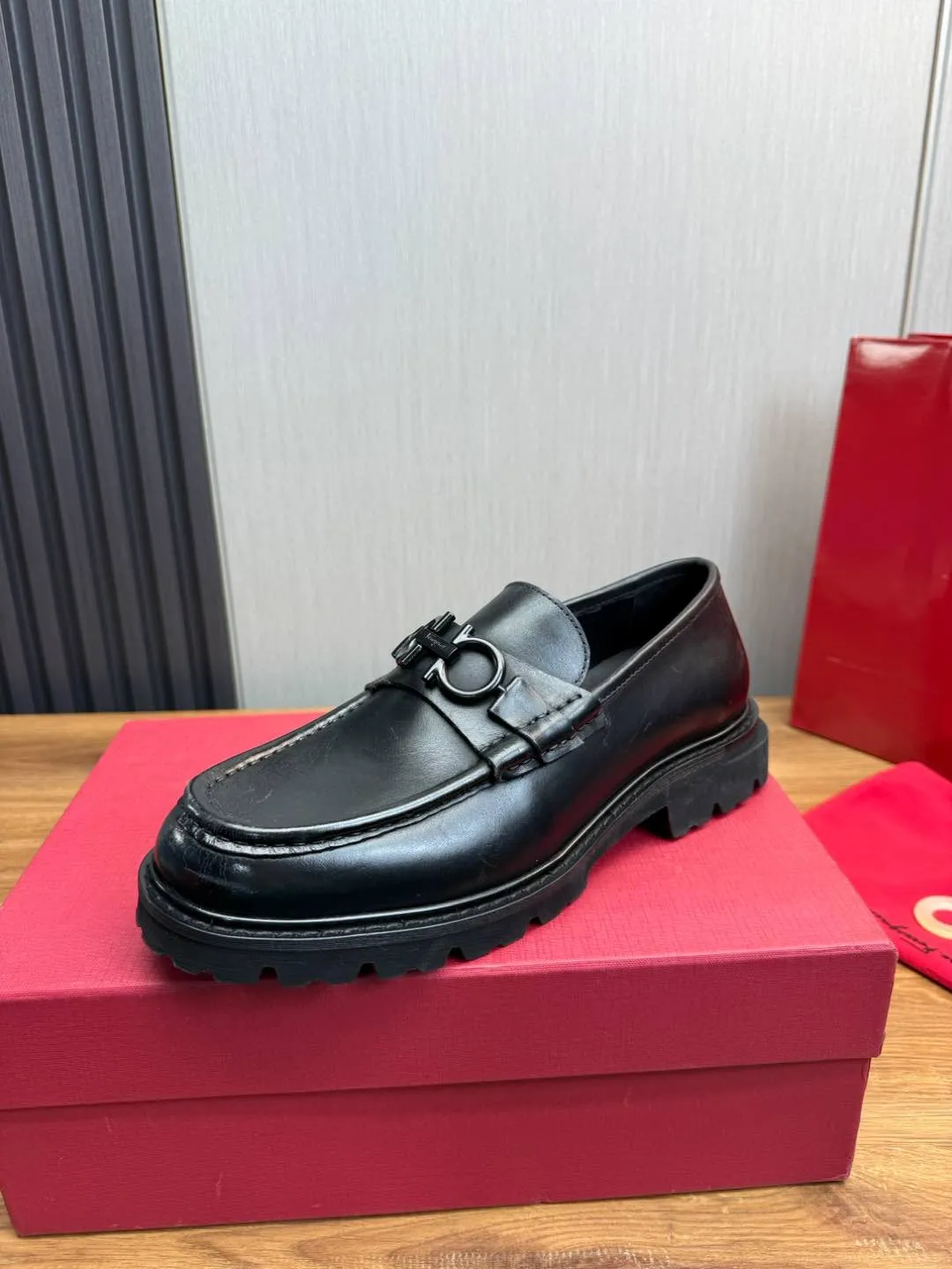 Men's shoes 💰880💰 Ferragamo. [Ferragamo] men's thick-soled loafers, the latest hot style, 1:1 original purchase quality, top quality, imported open-edge beaded cowhide leather on the upper, hand-made three-dimensional stitching highlights the round toe design, the inner foot pads are all imported cowhide, with original lightweight foam outsole, matching code 39-44, (38, 45 custom-made, non-refundable)